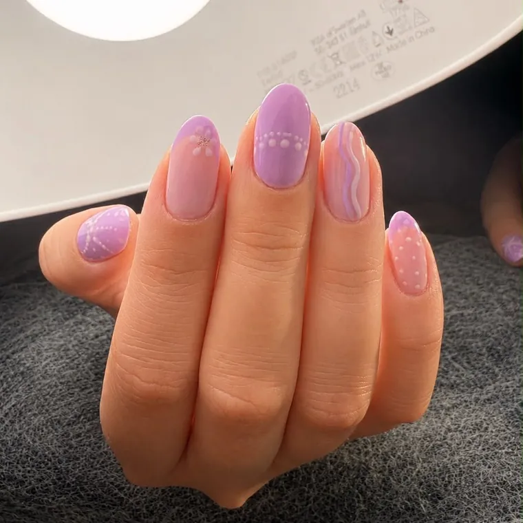 Liliowy manicure wykonany w Sanrel