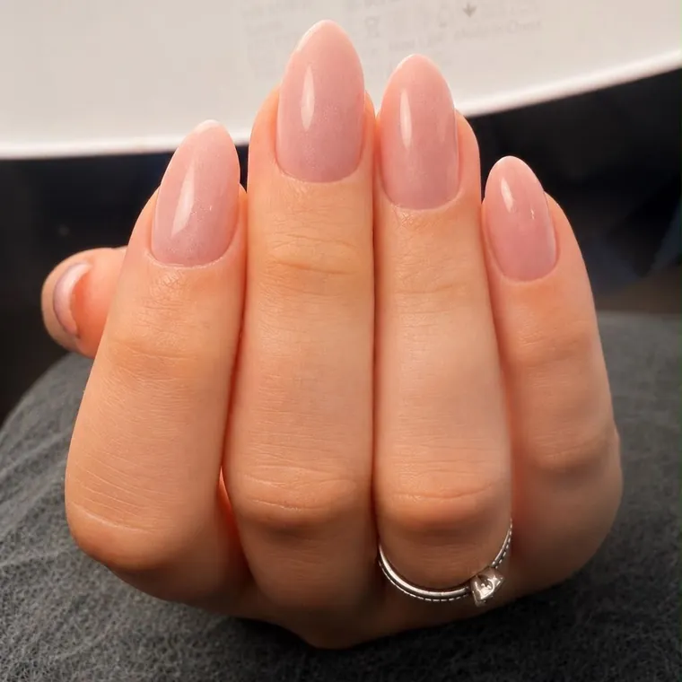 Delikatny manicure nude wykonany w Sanrel