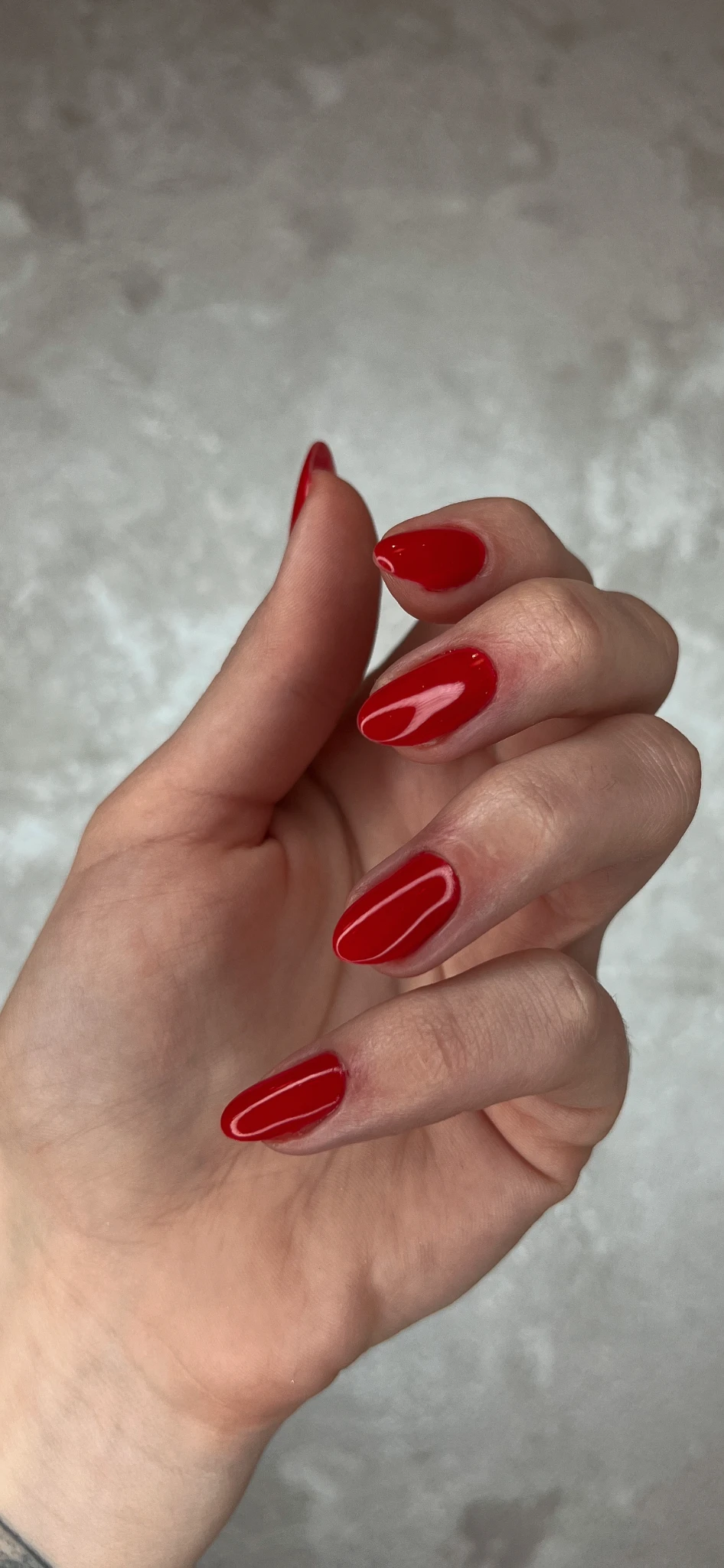 Manicure z delikatnymi akcentami biżuteryjnymi