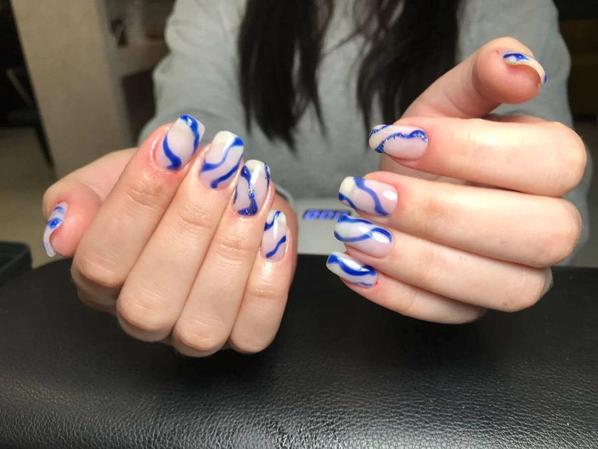 Długie paznokcie żelowe w chłodnym odcieniu z połyskiem