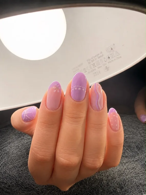 Pastelowy manicure liliowy z delikatnymi zdobieniami
