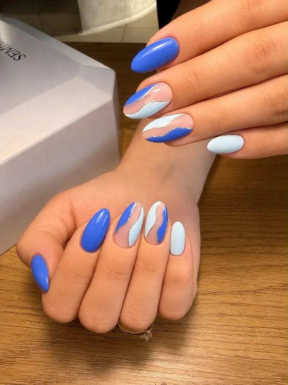 Niebieski manicure z falistym zdobieniem wykonany w Sanrel