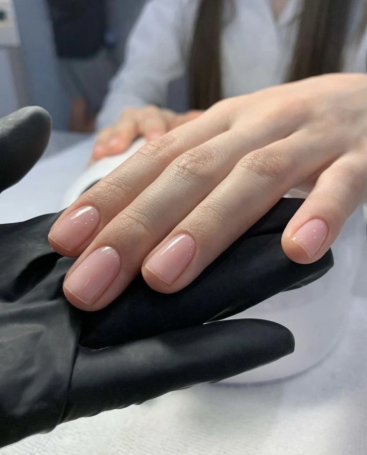 Naturalny nude manicure na krótkich paznokciach