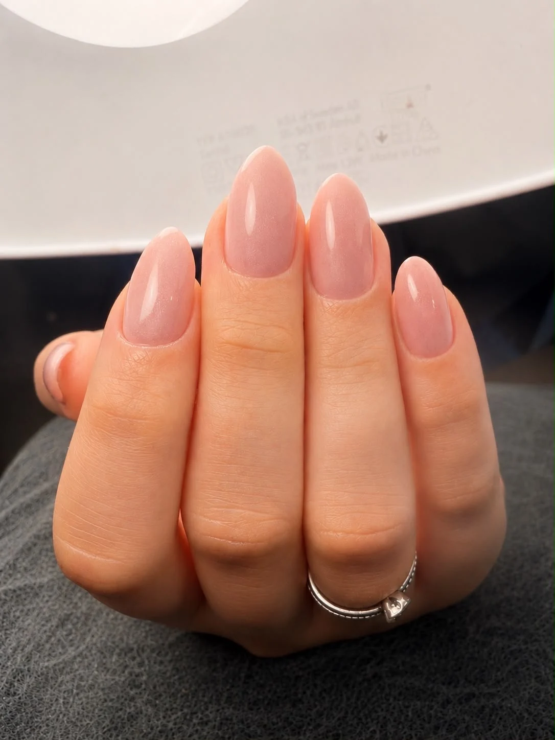 Naturalny manicure nude wykonany w Sanrel