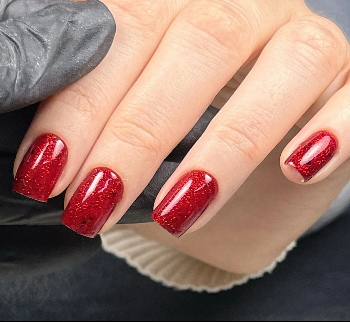 Krótka, elegancka czerwień o wysokim połysku