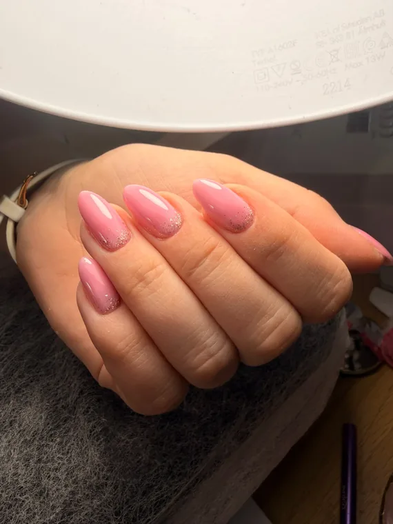 Różowy manicure z delikatnym brokatowym wykończeniem
