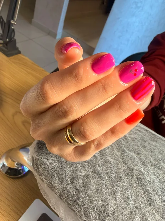Różowy manicure z drobnym zdobieniem wiśni