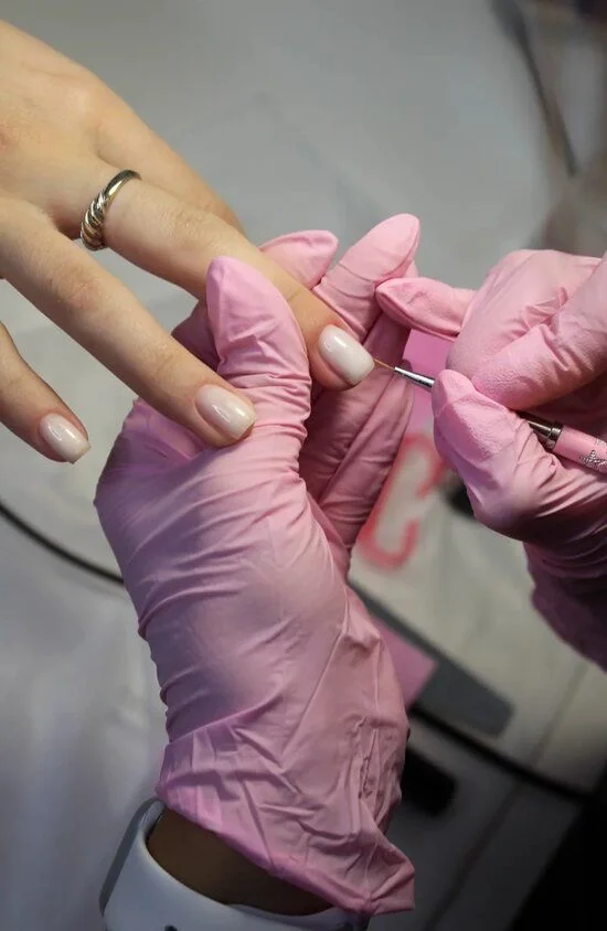 Manicure żelowy czy hybrydowy