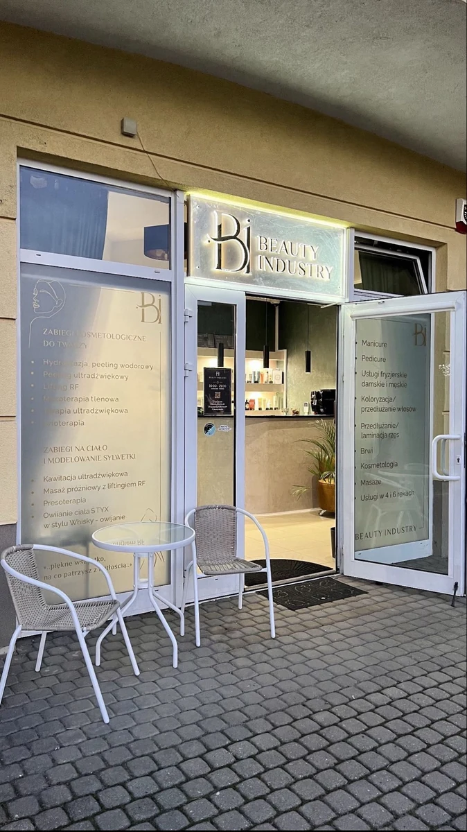 Wejście do salonu Sanrel Beauty przy ul. Alternatywy 7/U3 w Warszawie