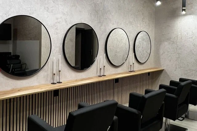 Wnętrze salonu Sanrel — stanowiska fryzjerskie